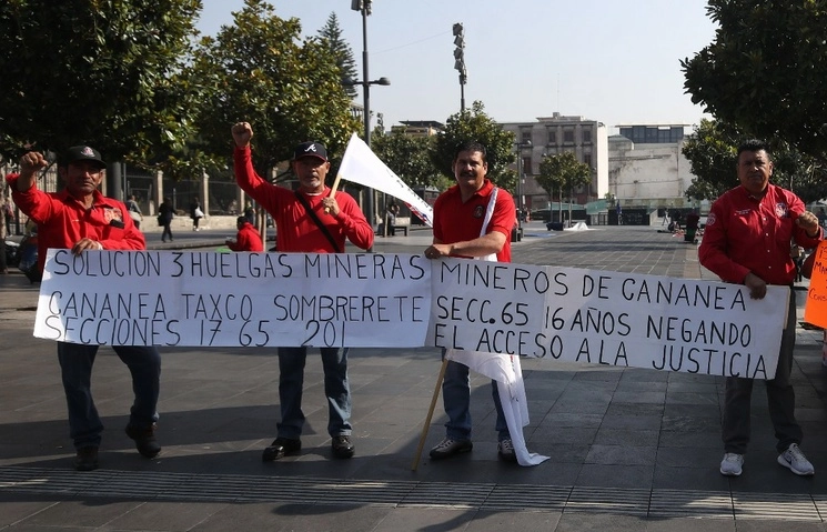 Las autoridades laborales nos han abandonado, afirman. En la imagen, protesta frente a Palacio Nacional. Foto Yazmín Ortega Cortés 