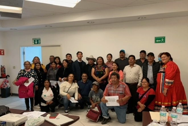 Representantes y miembros de pueblos indígenas asentados en Baja California, al finalizar su asamblea, en la que pidieron ser incluidos en el listado que publicó la Secretaría de Bienestar federal para formar parte del Faispiam 2025. 