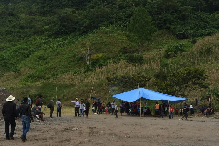 Comuneros de Guerrero denunciaron que varias familias ha sido desplazadas por la violencia de grupos paramilitares. Foto Cuartoscuro