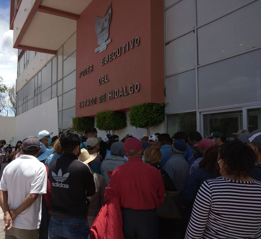 Comuneros de Hidalgo protestaron en la sede del Palacio de Gobierno para exigir concluir obras. Foto Juan Ricardo Montoya