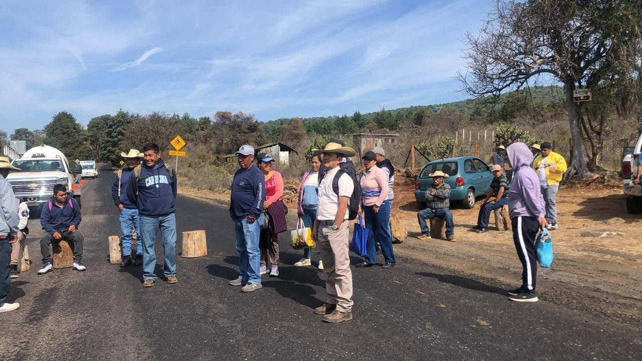 Comuneros de diferentes regiones indígenas bloquearon las carreteras Cherán-Zamora, a la altura de Huáncito; Cherán-Pátzcuaro en el cruce por Sevina; Cherán-Uruapan en Paracho; la autopista Morelia-Lázaro Cárdenas, en las inmediaciones de la caseta de Taretan.