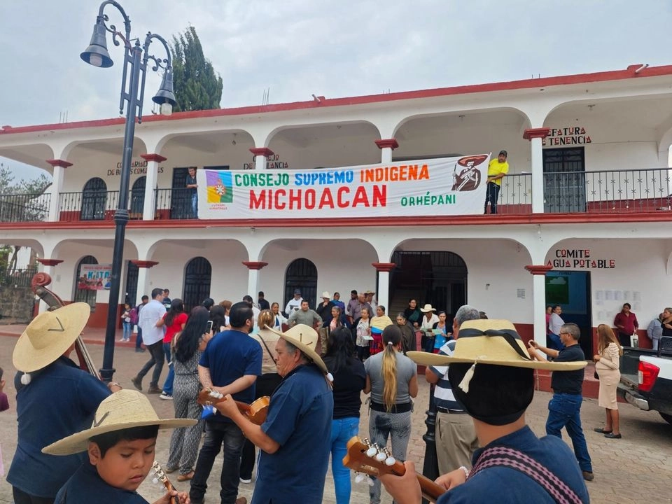 De estas comunidades purépechas de la región Sierra, sólo San Antonio tiene agua potable, pero casi todos los habitantes carecen de pavimentación, agua potable entubada, drenaje y tienen que salir a otros lugares de la entidad e incluso a Estados Unidos para conseguir trabajo porque carecen de bosques y de fuentes de empleo.
 