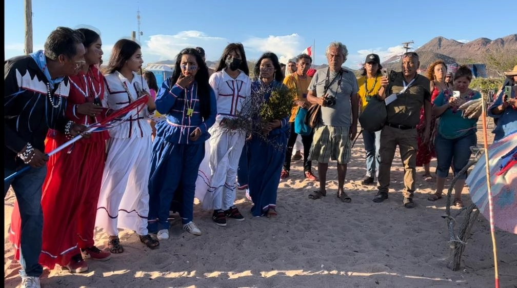 Celebración del Año Nuevo Seri enfrente al canal del Infiernillo, en la costa del municipio de Hermosillo, Sonora. Foto Cristina Gómez Lima