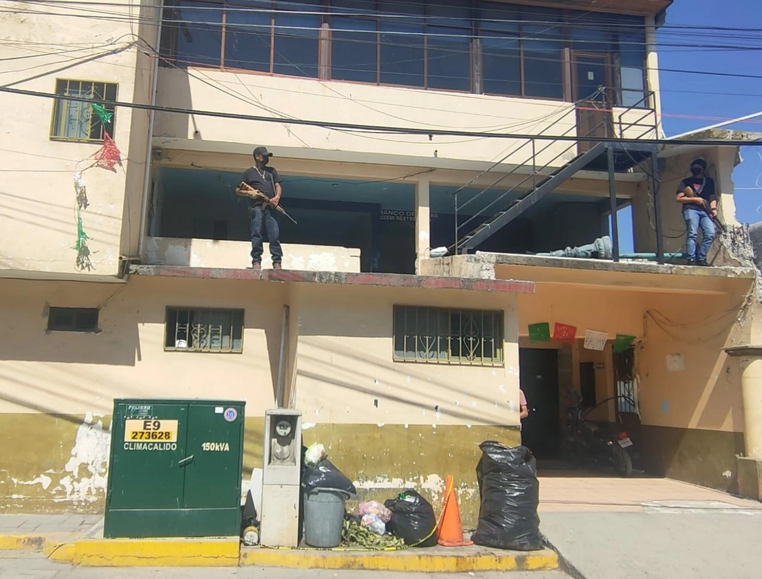 Los comunitarios resguardan el edificio y retuvieron a agentes municipales. Foto Sergio Ocampo