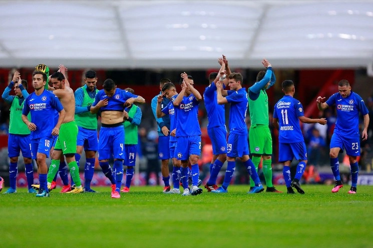Jugadores del Cruz Azul celebrando el triunfo. Foto Jam Media