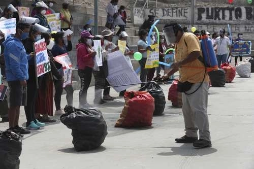 En Lima, fumigación de sacos de papa para prevenir contagios. El gobierno peruano lanzó la campaña 'Adopta una Tonelada de Papa' que tiene el fin de promover el consumo de ese producto vital para su economía. Foto Ap