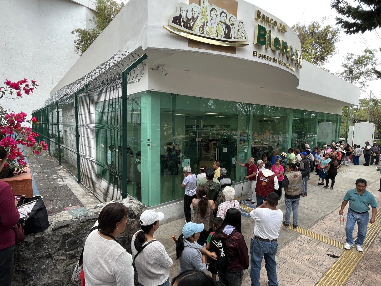 Filas de clientes en la sucursal del Banco del Bienestar en la calle Diez de la alcaldía Álvaro Obregón, Ciudad de México. Foto José Antonio López / Archivo 