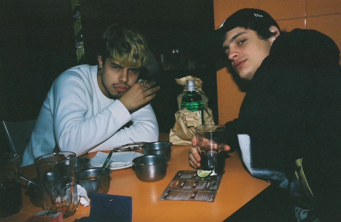 El productor musical y cantante, Yoshi (izquierda) y el actor argentino, Kiddo Toto. Foto Cortesía de Chilango Style Tv