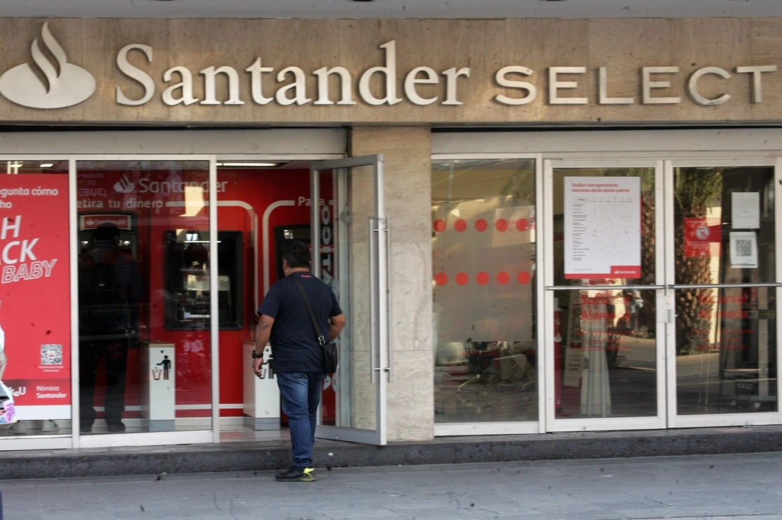 Sucursal del banco Santander en la Ciudad de México. Foto Roberto García Rivas / Archivo