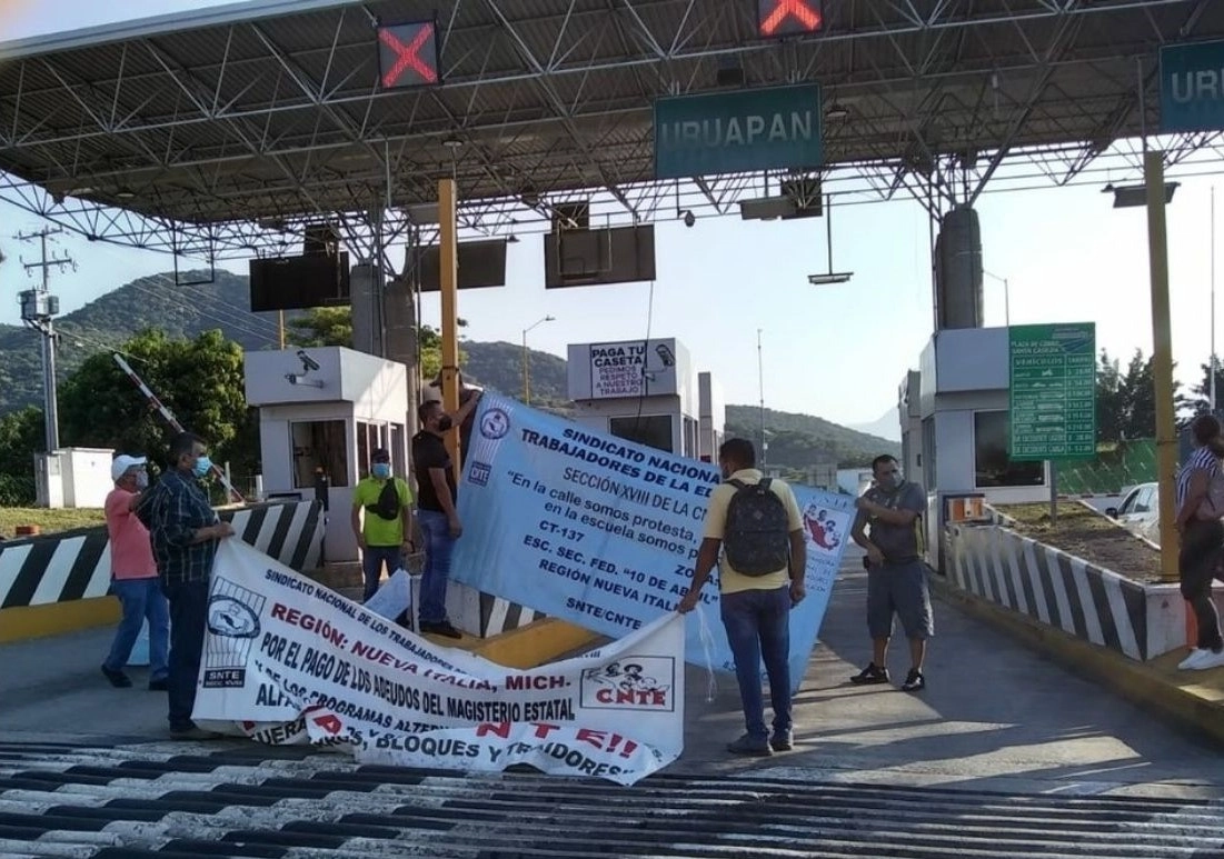 Los integrantes del magisterio michoacano bloquearon las casetas de las autopistas México-Guadalajara y Morelia-Lázaro Cárdenas, el 23 de septiembre de 2021. Foto ‘La Jornada’