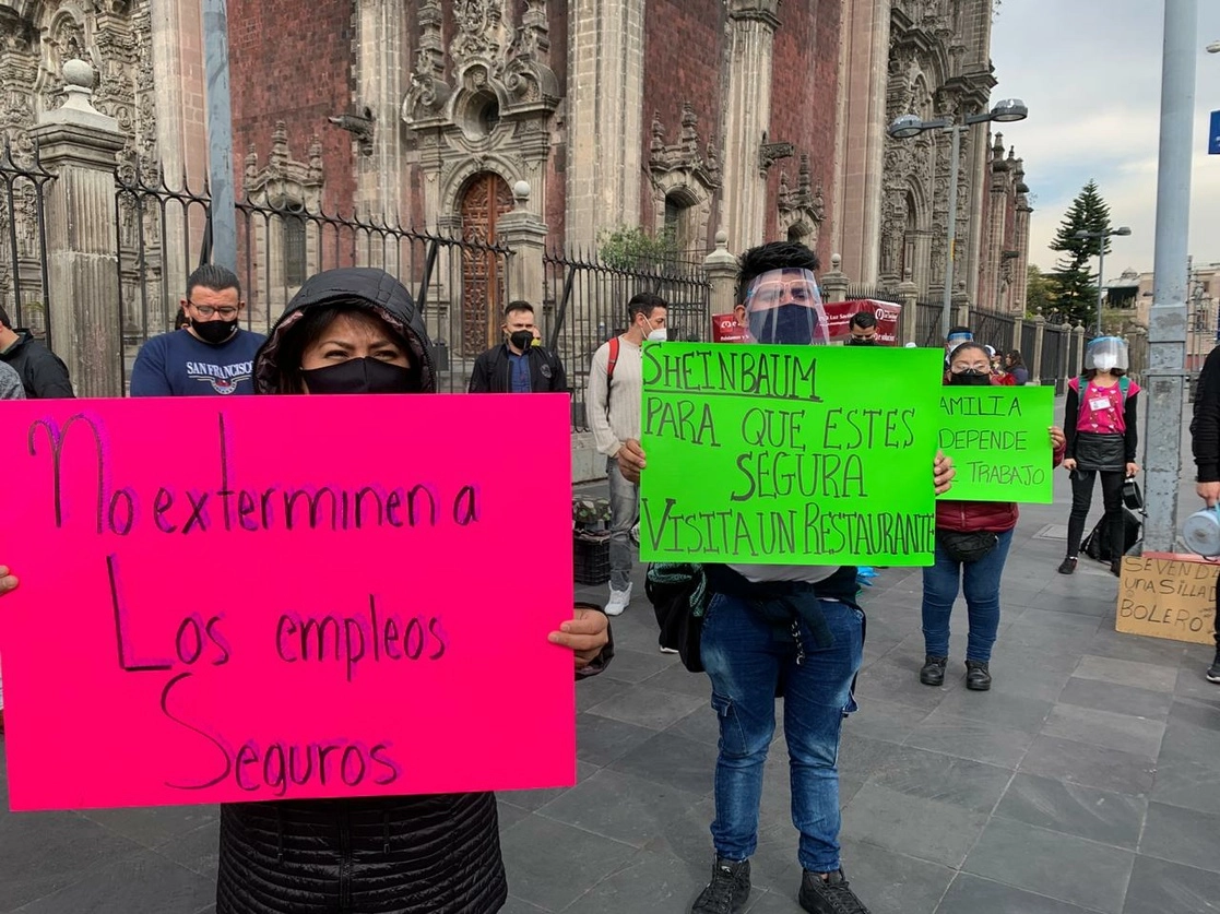Restauranteros protestan frente a Palacio Nacional para exigir que se les permita abrir sus comercios. Foto Alfredo Domínguez