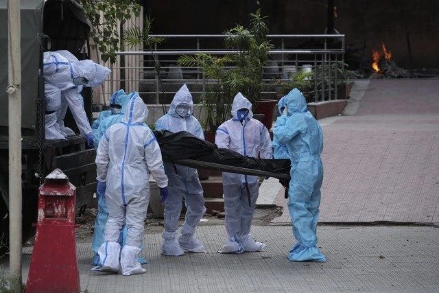 Cadáver de un fallecido por Covid-19 es trasladado a un crematorio de Jammu, India. Foto Ap