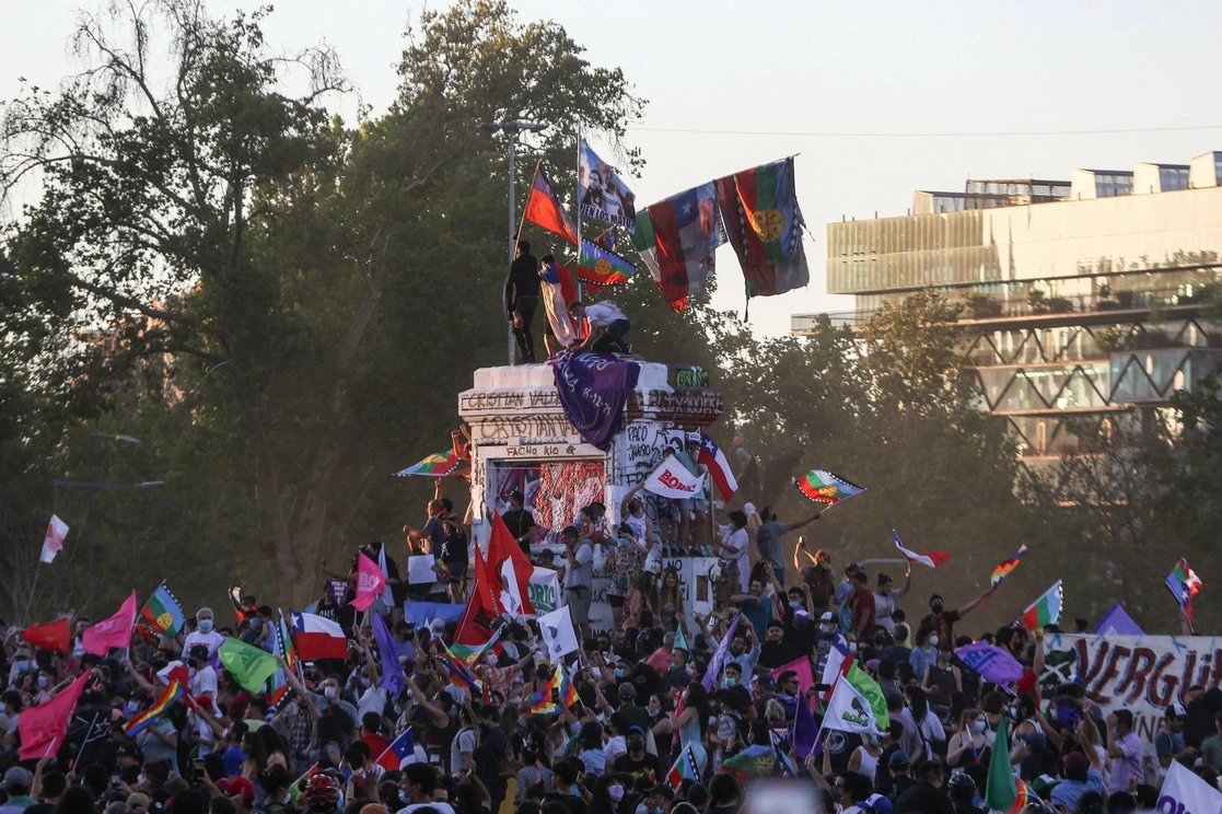 Miles de jóvenes salieron a las calles de Santiago a celebrar. Foto Afp