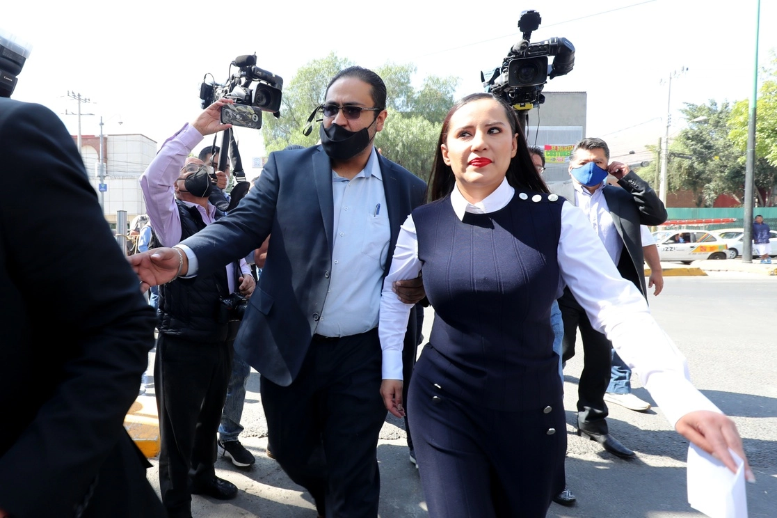 Colonos de la alcaldía Cuauhtémoc denunciaron que su titular organizó una verbena en la explanada del edificio de gobierno, en la que regaló comida y dinero en efectivo a locatarios y ambulantes de mercados públicos, para evitar una manifestación que exigía su renuncia. Foto Roberto García Ortiz