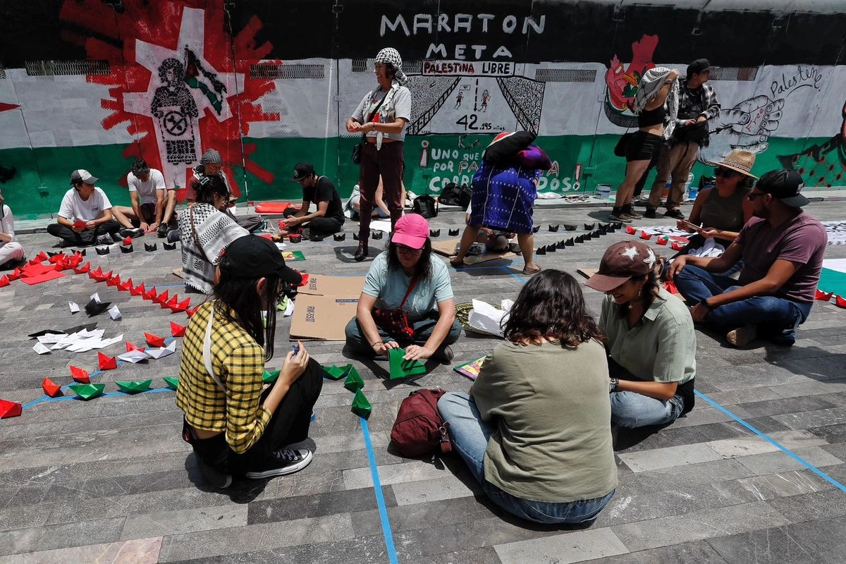 Una “Ola de acción por la vida y la liberación de Palestina”  se realiza en la explanada del Hemiciclo a Juárez, en la Ciudad de México, el 31 de agosto de 2025. 