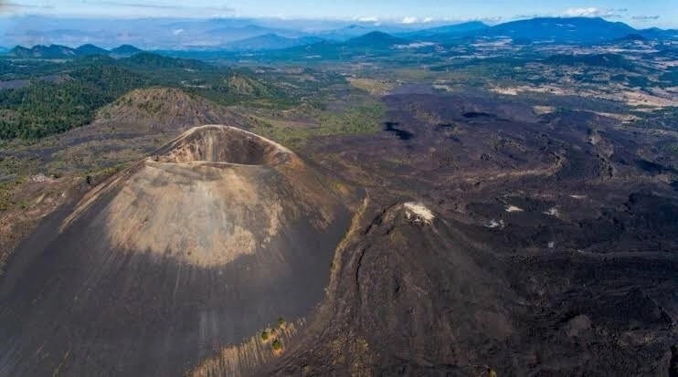 El volcán Paricutín hizo erupción el 21 de febrero de 1943. Twitter @C_CulturaUNAM / Archivo