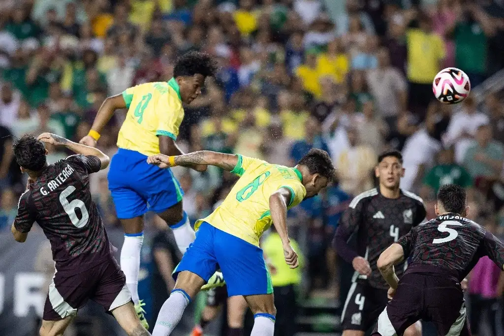 El brasileño Endrick Felipe se encargó de ratificar el dominio brasileño con el 3-2 en tiempo de compensación (90+6). Foto Afp.