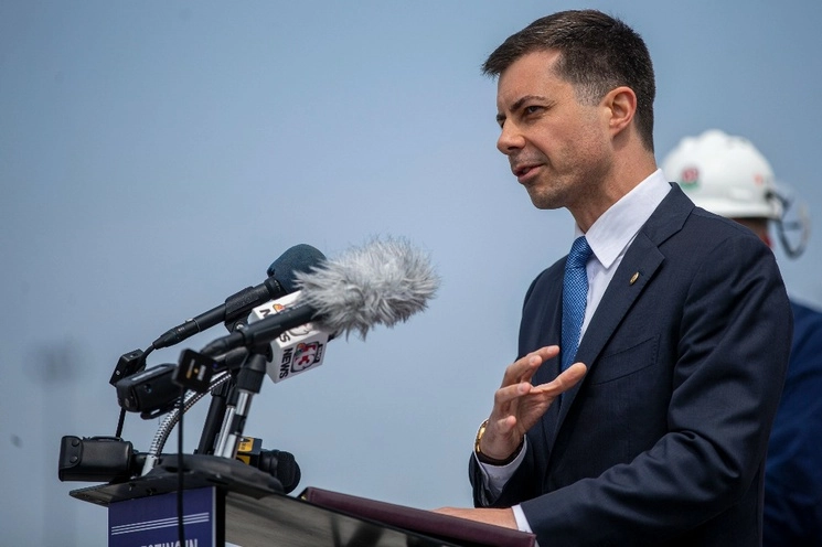 Pete Buttigieg, secretario de Transportes de EU. Foto Ap