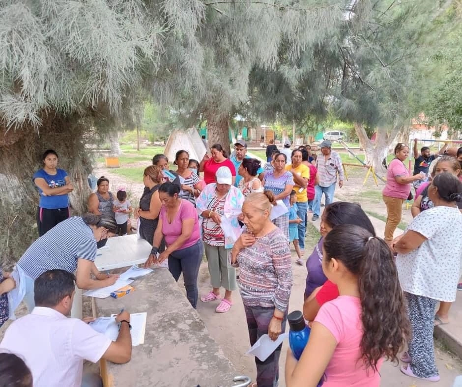 Representantes del Centro de Investigación en Agua y Derechos Humanos de Torreón se reunieron con vecinos del municipio de Francisco I. Madero, Coahuila, para promover amparos que les garanticen el abasto del recurso. Foto Leopoldo Ramos