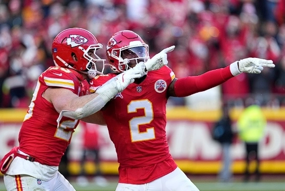 Joshua Williams (2), de los Kansas City Chiefs, es felicitado por su compañero de equipo Drue Tranquill después de derribar al mariscal de campo de los Houston Texans, CJ Stroud, lo que le provocó una pérdida de 12 yardas durante la segunda mitad de un partido de fútbol americano de la NFL el 21 de diciembre de 2024 en Kansas City, Missouri. Foto Ap