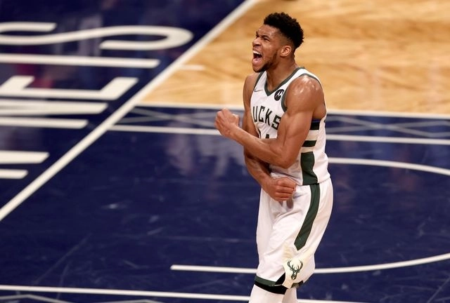 Giannis Antetokounmpo celebra una anotación durante el juego. Foto Afp