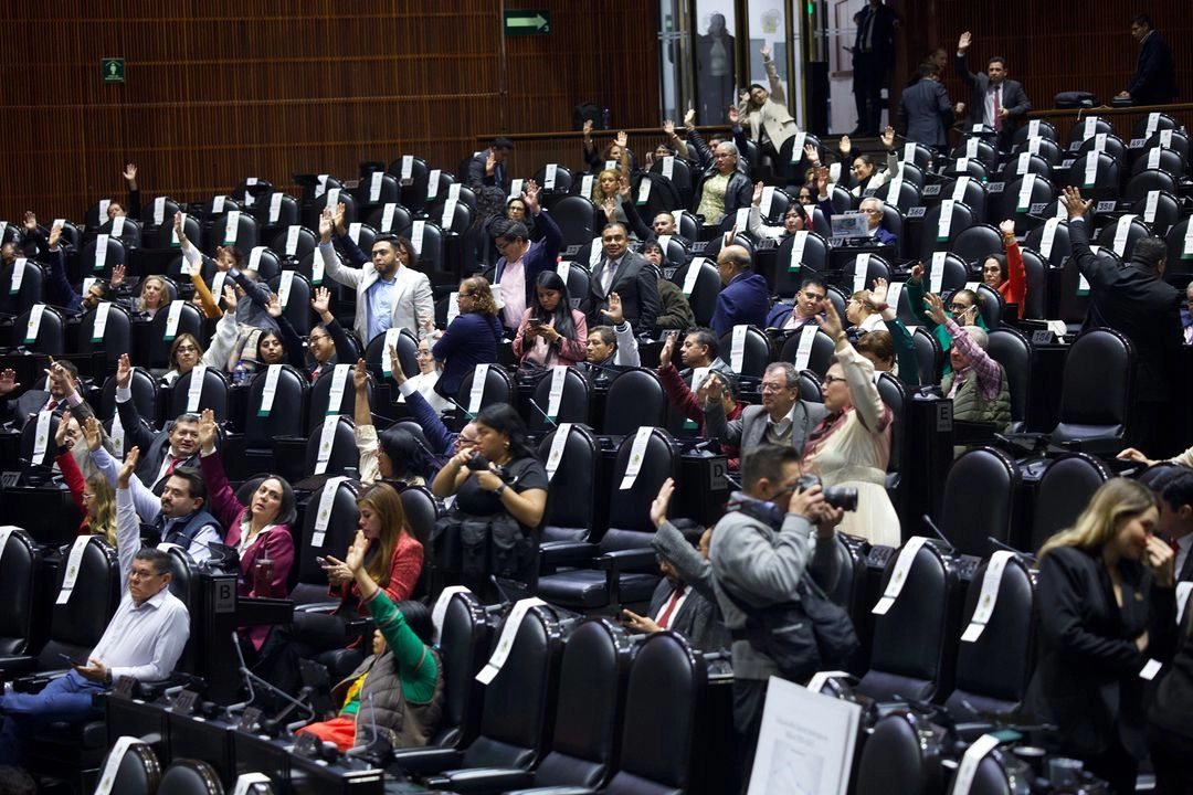 Diputados votan en la sesión extraordinaria en la Cámara de Diputados de San Lázaro, el 23 de junio de 2025. Foto


