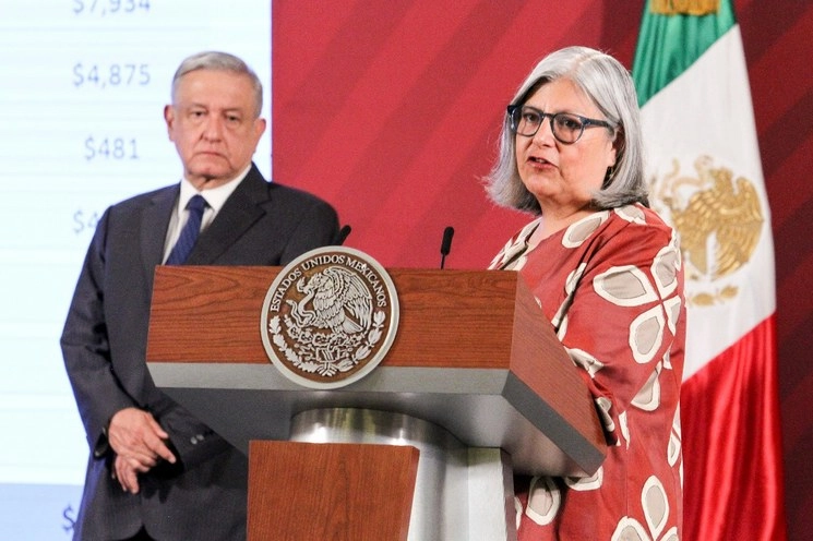 Graciela Márquez Colín, secretaria de Economía, y el presidente Andrés Manuel López Obrador durante la conferencia matutina en Palacio Nacional. Foto Notimex