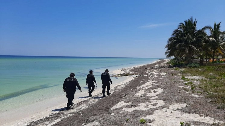 El ataque ocurrió en el parque Vicente Guerrero, en Puerto Progreso; en la imagen, policías recorren las costas del municipio. Foto tomada del Twitter de @sspyuc