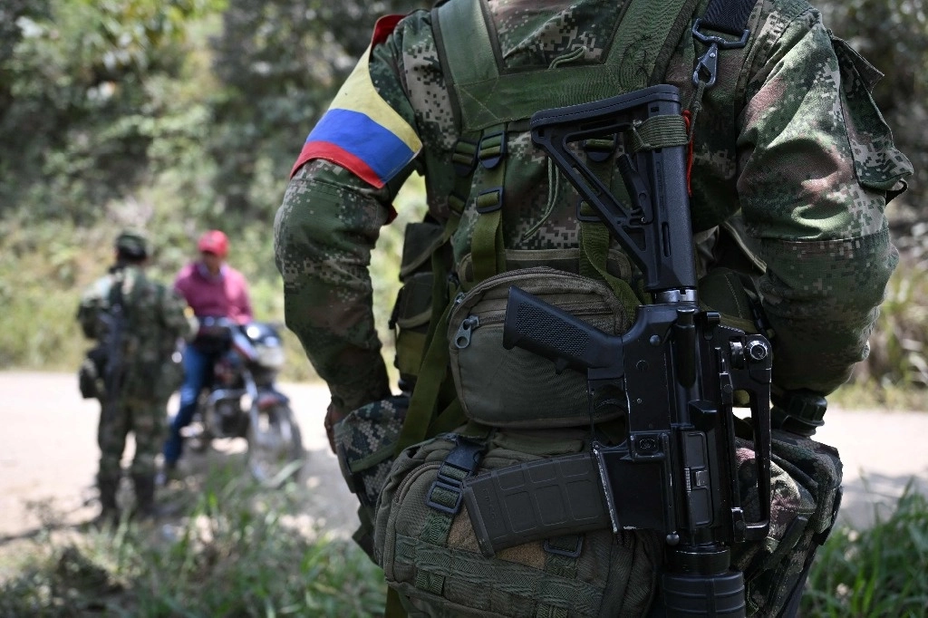 Miembros del frente Carlos Patiño de la patrulla guerrillera disidente de las FARC en el Cañón de Micay, zona montañosa y bastión de EMC en el departamento del Cauca, suroeste de Colombia, el 24 de marzo de 2024. Foto Afp