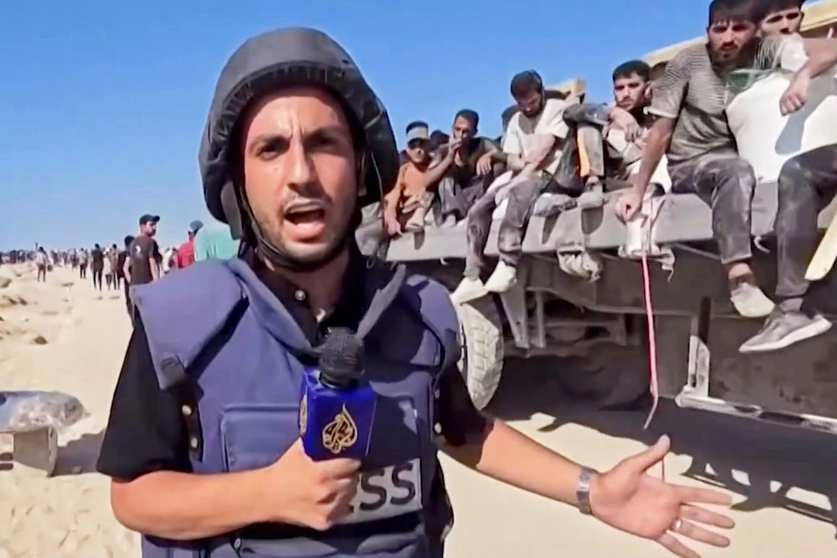 Esta imagen reciente sin fecha, tomada de un video transmitido por la cadena de televisión catarí Al Jazeera, muestra al corresponsal en árabe de la cadena en Gaza, Anas al-Sharif, informando desde Gaza.