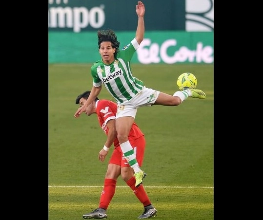 Diego Lainez fue titular del Real Betis en el derbi sevillano, que marcó las acciones de la fecha 17 de La Liga. Foto Afp
