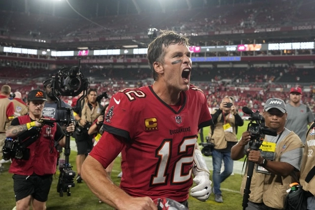 El quarterback de Tampa Bay, Tom Brady festeja al término del encuentro. Foto Ap