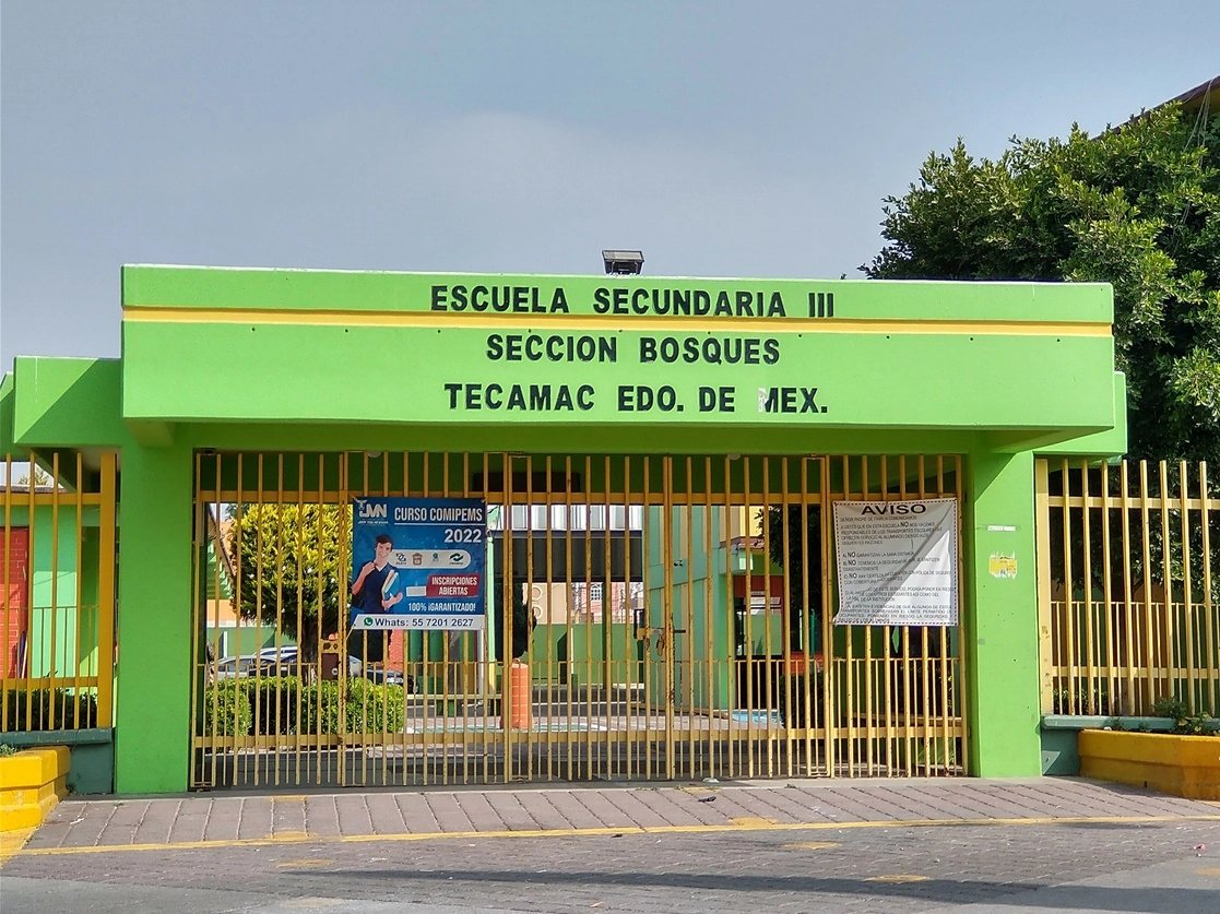 En la entrada de las escuelas se colocaron filtros sanitarios, el 3 de enero de 2022. Foto La Jornada