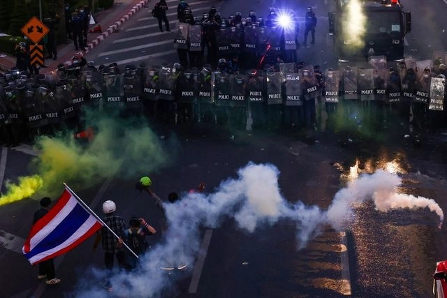 Con cañones de agua, balas de goma y gases lacrimógenos, la policía de Tailandia reprimió protestas antigubernamentales. Foto Afp
