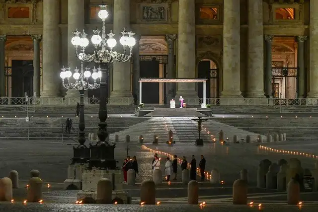 El papa Francisco se postró este viernes en el piso de una basílica de San Pedro vacía para rezar en el servicio de la "Pasión del Señor", que conmemora las últimas horas de vida de Jesús y su crucifixión, un evento reducido por las restricciones del coronavirus. Foto Afp