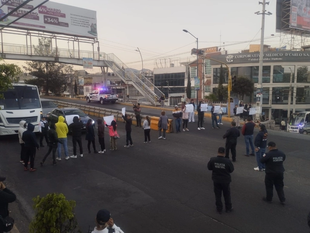 Familiares y amigos de Javier Camacho bloquearon la Av. Nicolás Romero, En Edomex para exigir justicia. Foto La Jornada