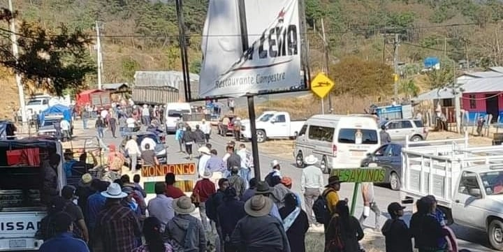 Los pobladores cerraron la vía a la altura de la zona conocida como La Campana, ubicada en la salida de la cabecera de ese lugar hacia Comitán. Foto La Jornada 
