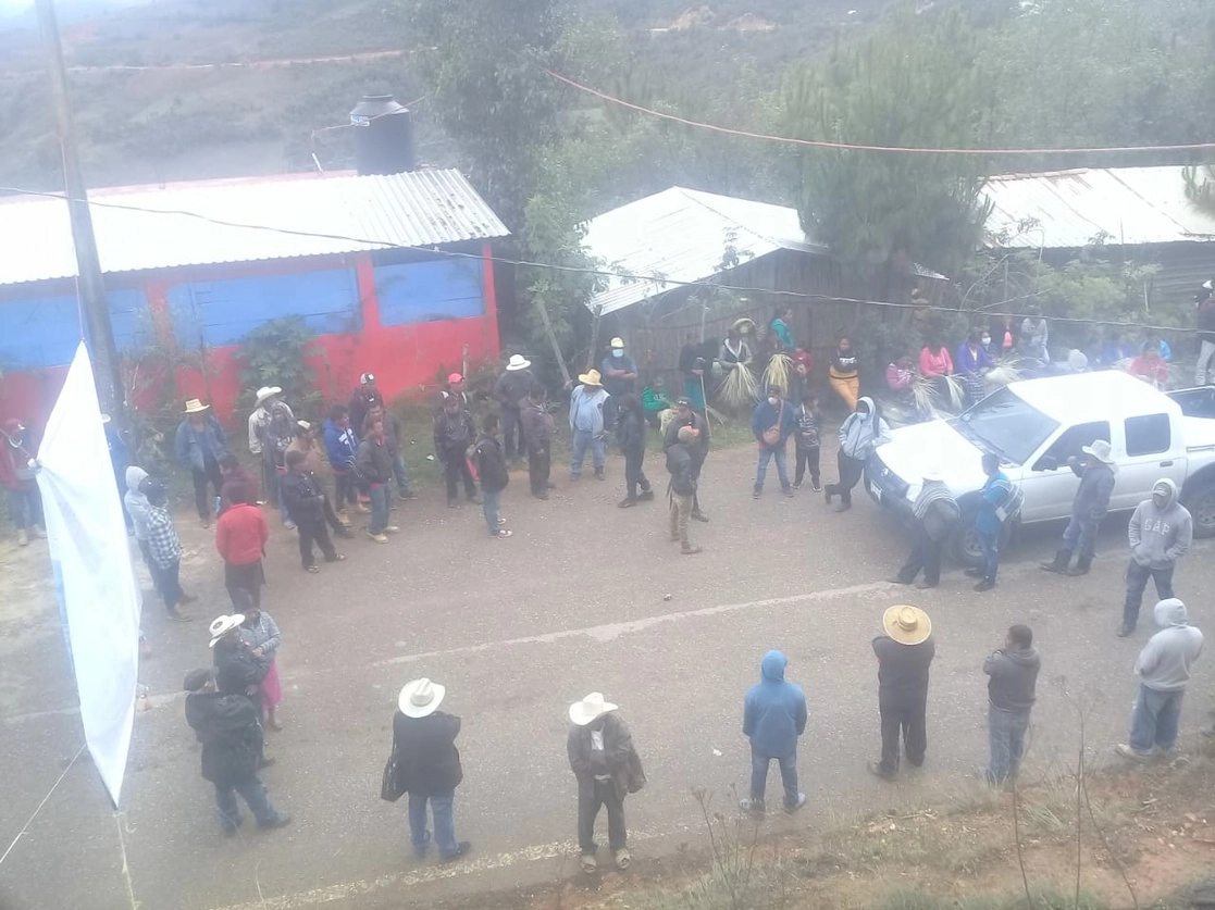 El grupo de indígenas mixtecos advirtieron que el bloque a la carretera Tlapa a Marquelia será permanente si la gobernadora no atiende sus demandas. Foto ‘La Jornada’