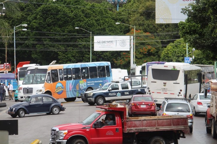 El bloqueo lo realizan en la carretera Cuernavaca-Tepoztlán, a la altura de las oficinas de la Secretaría de Desarrollo Social Morelos, el 27 de agosto de 2020. Foto Rubicela Morelos