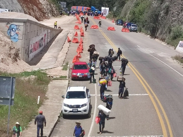 Maestros de la CNTE de Chiapas bloquearon la carretera para pedir liberen sus pagos quincenales. Foto Elio Henríquez