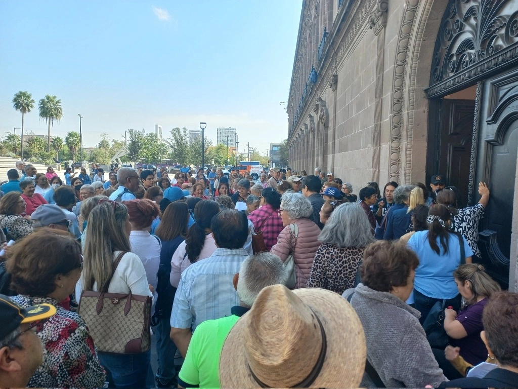 La demanda concreta, dijeron los inconformes, es la actualización de sus pensiones, mientras bloquearon cerca de una hora Pino Suárez y Cuauhtémoc, a la altura de Matamoros. Foto tomada de X @santicastelo_a.