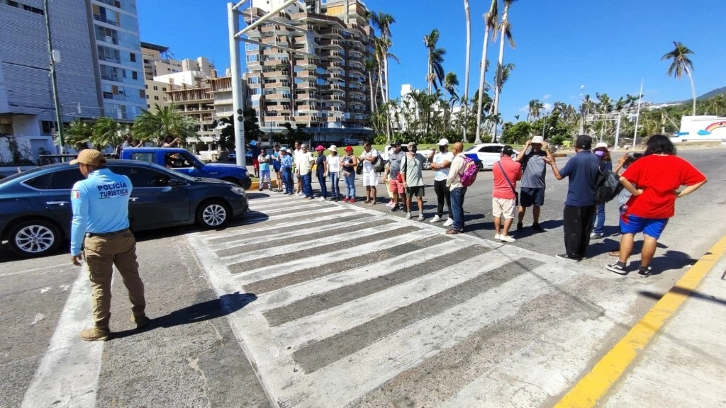 Protesta de damnificados del huracán Otis en Acapulco. Foto La Jornada 