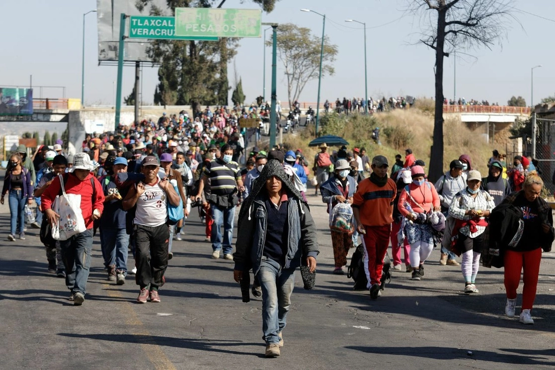 La caravana migrante bloqueó un momento la carretera México-Puebla para exigir alto a las detenciones del INM. Foto Cuartoscuro