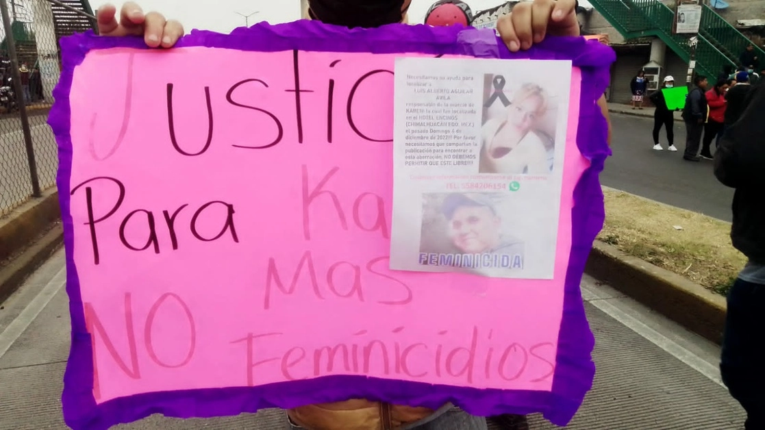 Familiares y amigos de Karen bloquearon la avenida Prolongación Bordo de Xochiaca; exigen se les entregue el cuerpo de la víctima. Foto ‘La Jornada’
