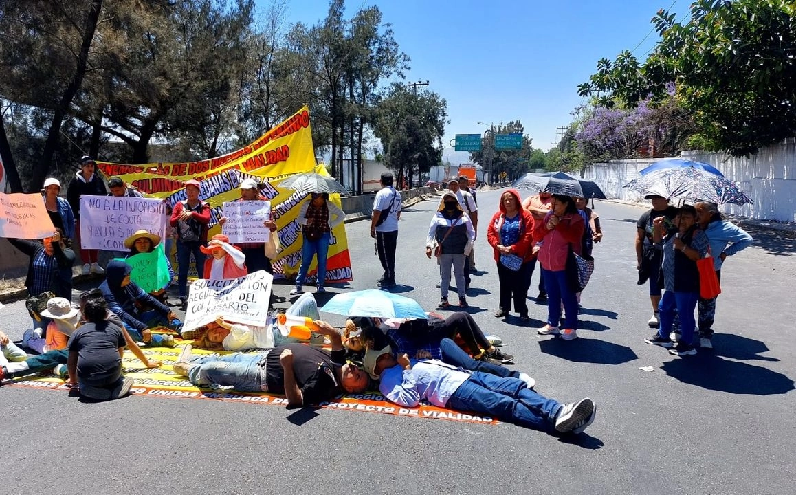 El bloqueo se realiza en la lateral de la autopista México-Querétaro, dirección Naucalpan. Foto 