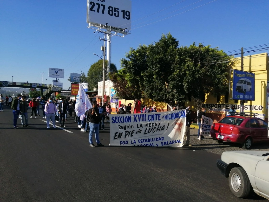 Integrantes de la sección 18 de la CNTE bloquean los accesos y salidas de Morelia, Michoacán, el 17 de noviembre de 2021. Foto ‘La Jornada’
