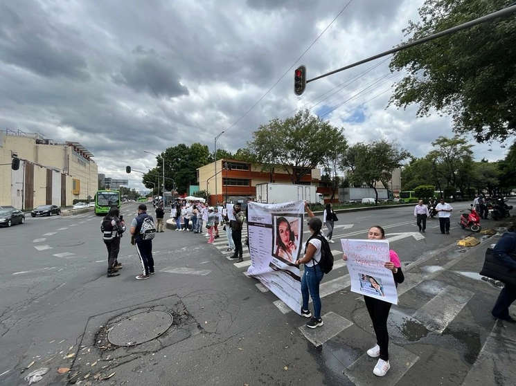 Familiares y amigos de Marlene, quien desapareció en la alcaldía Coyoacán, bloquean la avenida Dr. Río de la Loza, al cruce con Balderas, para exigir a la Fiscalía capitalina que agilice los trámites de investigación del caso, en la Ciudad de México, el 14 de agosto de 2023. Foto Alfredo Domínguez