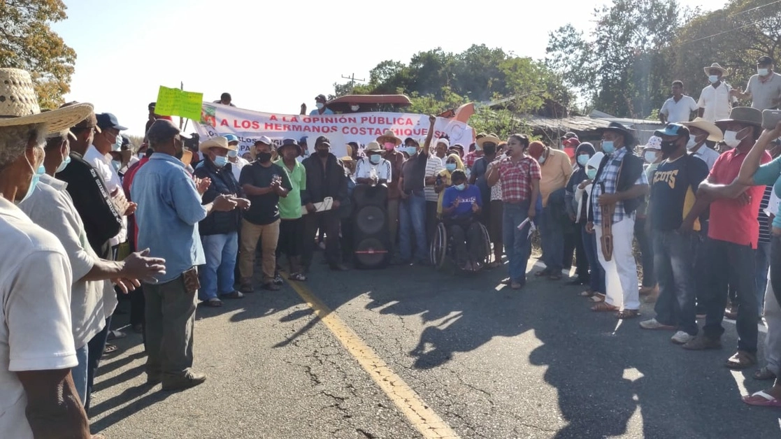 Habitantes de Huehuetán bloquearon la carretera federal Acapulco-Pinotepa para exigir su derecho a la autodeterminación. Foto Héctor Briseño