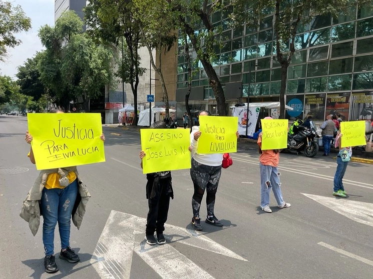 Familiares y amigos de Elvia Lucía Vázquez bloquean las calles Balderas y Dr. Río de la Loza, para exigir a la Fiscalía capitalina que investigue su asesinato en la alcaldía Álvaro Obregón, el 17 de mayo de 2023. Foto Alfredo Domínguez