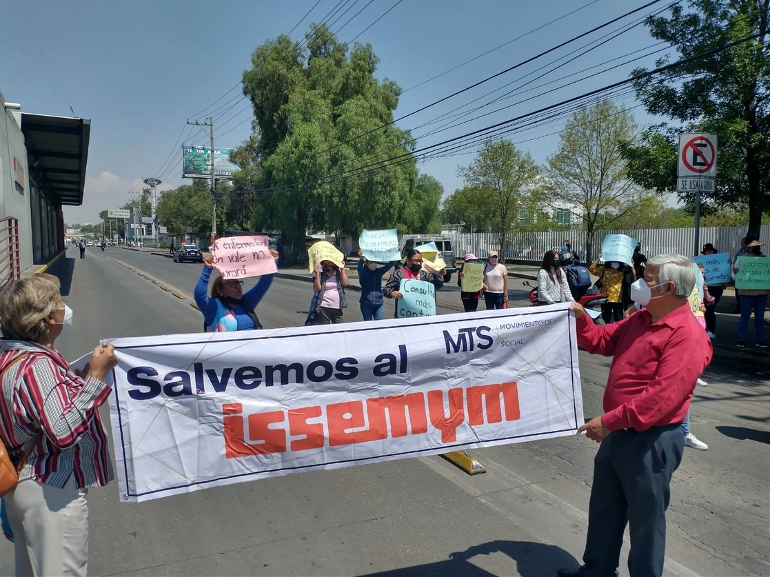 Derechohabientes bloquearon la avenida 30-30, frente a las instalaciones del ISSEMY en Ecatepec, el 28 de abril de 2022. Foto Javier Salinas